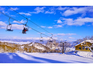 #スキー場まで徒歩5分★
#スタッフみんな仲良し♪
#未経験も大歓迎◎
#まかないでお腹も満足!
#髪色・ネイル自由★