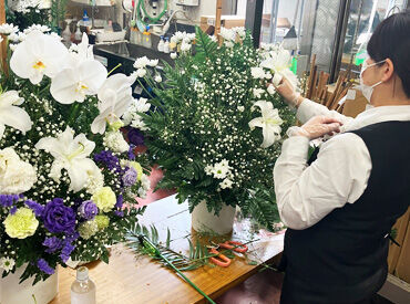 フラワー＆ドッグ　マーキュリー岐阜店 ＊生花を切って挿していくだけ♪
アレンジメント経験などは必要なし！
＊ワゴン車での配送◎
⇒普通運転免許でOK！（AT限定可）