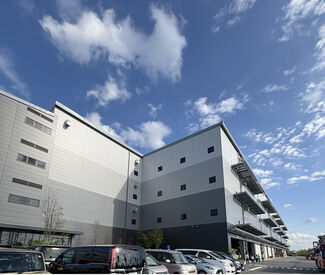 有限会社オーク物流 「大丈夫？」「この作業手伝うよ！」と
お互いに声を掛け合いながら業務を進めています◎
チームワーク抜群の職場で働きやすい♪