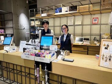 コーヒーの香り、優しい照明、癒し空間。
選りすぐりの雑誌や書籍、珍しい雑貨やコスメも多数取扱っています!
世界観が広がる♪