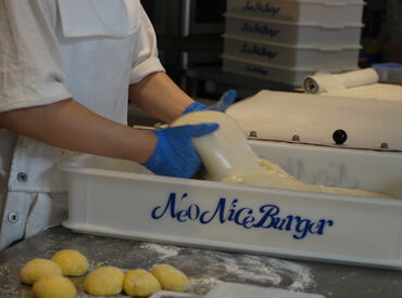 先輩スタッフがイチから丁寧にお教えしますのでご安心ください★
\調理経験・パン製造経験がある方は優遇します!/