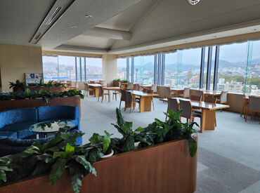 最上階のラウンジ♪お昼休みには明るく広いスペースで食事や休憩ができます♪
