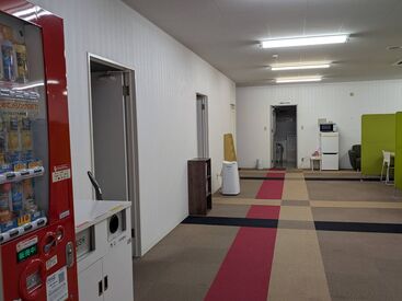 ＼学生・主婦(夫)・シニアも活躍中！／
予定に合わせて入りやすいシフトなので、
Wワークや学業、家事など…両立しやすい♪