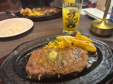 ご家族・デートでの利用が多いオシャレ店！
ホールはもちろんキッチンも
冷暖房がしっかりきいているので働きやすい◎