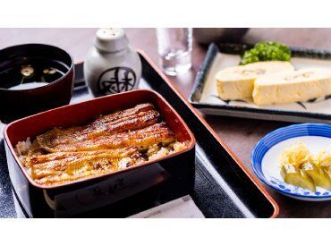 メニューはひたすらウナギ尽くし！
定番のうな重、かば焼き、白焼きのほか
ウナギを使ったサラダまで！
まかないをお楽しみに♪