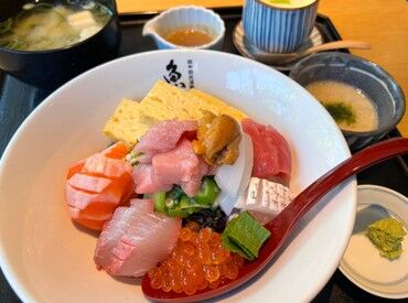 田中田式海鮮食堂 魚忠 ＼福岡・東京でブランド展開中！／
某グルメサイトで高評価を誇る人気店で、
全国レベルの技術を学べます。