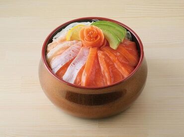 海鮮丼の半額まかない有り◎！
海鮮好きも大歓迎ですよ～(^^)/
