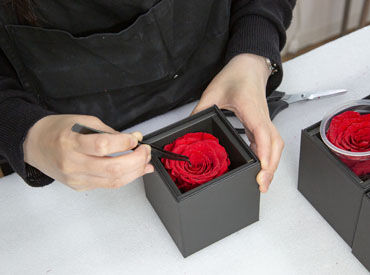 「花に携わりたいけど、早朝勤務は難しい…」
そんな方必見!10:00~16:45で無理なく続けやすいシフトです♪