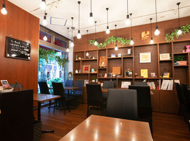 森のこぶた ◆駅チカ！ぬくもり感じるカフェ◆
未経験でも安心◎
学生さん・Wワーカーさん歓迎！
スキマ時間にゆるっとバイトしませんか？