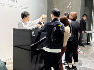 販売・接客未経験の方もぜひ―
アート・カルチャーに関心がある方歓迎！
期間限定の展覧会なので皆さん一緒にはじめられます。