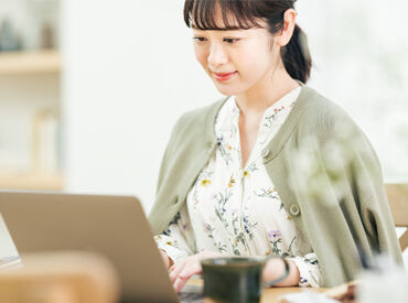 U-Factorホールディングス株式会社 「10時出社」や「16時退社」も選べるから、家事や子育てと両立しやすい環境です！
20～40代の女性スタッフ活躍中◎
※イメージ