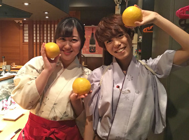 鶏繁（とりしげ）　六本木店 あたたかな赤い看板が目印。
少し路地を入ったところにあるから、
都会の喧騒を忘れさせる雰囲気がいっぱいのお店です♪

