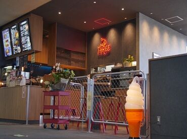 Cafe THREE（カフェ スリー） 「ラテアート作りが趣味なんです…♪」
そんなことも言えちゃうかも！
1ヶ月程度で簡単な絵柄が描けちゃいます◎