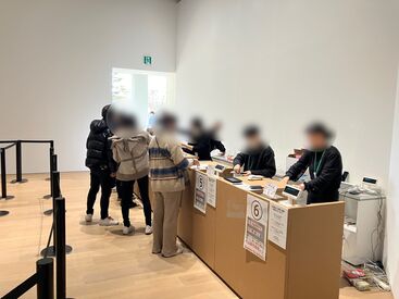 販売・接客未経験の方もぜひ―
期間限定の展覧会だから皆さん一緒に始められます。
難しいこともないので安心ですよ。