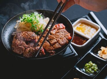 ばあぐ亭 黒毛和牛の絶品ハンバーグと
釜で炊いたホカホカご飯が自慢のお店♪
まかないは店内メニューを300円で食べられます!!