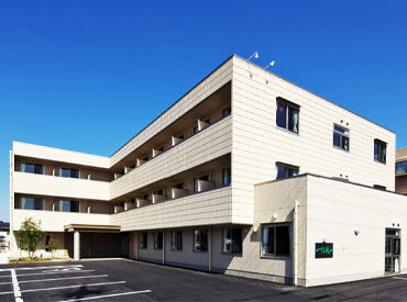 豊橋ケアコミュニティそよ風 ＼正規フルタイム社員の募集です！／
30～50代を中心に、全世代のスタッフ在籍！
世代を超えて、自然と打ち解けられる職場です＊