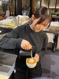 Cafe lx -カフェルクス- 熊本浜線店 STAFFお揃いのエプロンはとってもオシャレ♪
美味しいコーヒーを入れるコツ教えちゃいますッ☆.｡*ﾟ