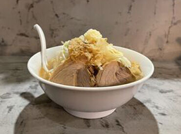 自分らしいスタイルでOK★
髪色もピアスも自由！未経験さんも安心してバイトデビューできる人気ラーメン店♪