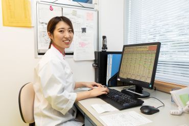 富士産業株式会社（勤務先：国保匝瑳市民病院） 利用者様の回復や健康を支える食事を、栄養士として献立から支える仕事です。
医療・福祉現場だからこその栄養管理を学べます