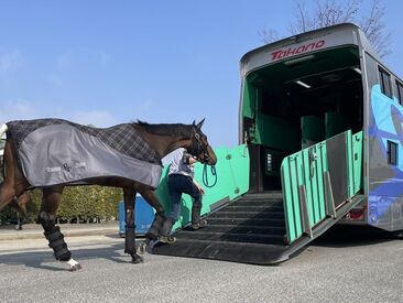 鷹野運送株式会社 ＜栗東トレセン＞から＜小倉競馬場＞まで！
JRAで細かくルートが決まっているから安心◎
2名の交代制での運行です♪