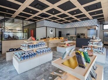 キレイな店内で食品販売デビュー★
体力負担少なめ＆スタッフ同士も仲良し！
働きやすさが自慢のお店です♪