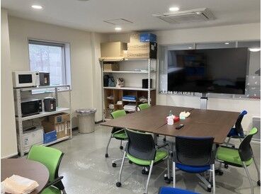 休憩室の写真です！
冷蔵庫、電子レンジ、休憩スペース完備で働きやすい環境が整っています♪
