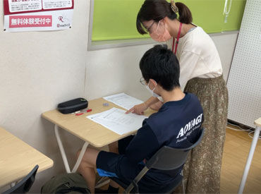 学習塾ライズ 深堀教室 ＼中高生をメインに自習のサポート／
これは、ちょうどプリントを採点して返してる様子です！