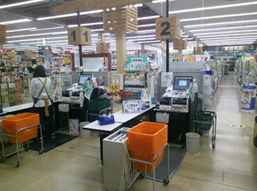 ＼車・バイク・自転車通勤OK！／
文房具や日用品などがそろっているので、
バイト前後でお買い物もできますよ♪