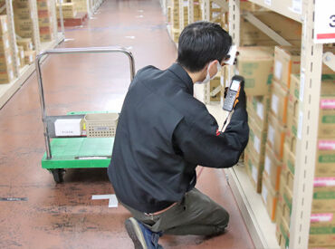 これは端末に表示された商品を棚から取り出したところ！
バーコードをピッとスキャンして台車に乗せて集めていきます♪