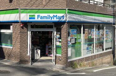 ファミリーマート宮崎台駅前店 バイトデビューも大歓迎★
まずは「いらっしゃいませ」からスタート！
充実した研修制度があるので
安心して勤務できますよ♪