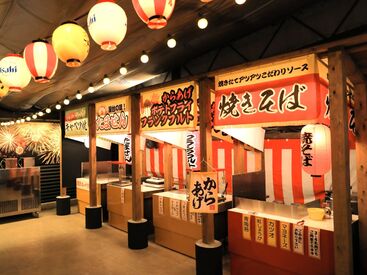 炭火焼鳥鶏えん　　阪急東通り店　東通り(006) ＼毎年夏の期間限定OPEN／
会場は色とりどりの提灯やネオンで
まさに”お祭り”のキレイな装飾★
毎日ワクワクしながらお仕事♪
