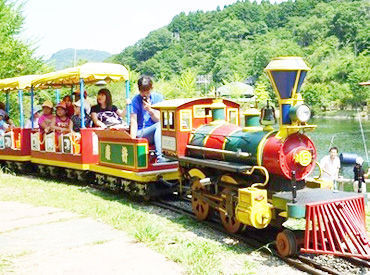 ロマンの森共和国 
未経験&ブランク明けの方も歓迎！
マイカー通勤でも、送迎利用でも、どちらでも通える施設です◎
お昼はまかない付でうれしい♪