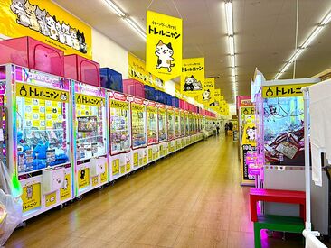 店内には214台ものクレーンゲームが★
好きなキャラクターや景品に囲まれて働ける♪
毎日ワクワクしながら一緒に働きませんか？