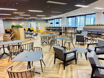 ＼オシャレできれいな職場／
リラックスできるスペースもあるのでのびのびと働けますよ◎
あなたらしく自由に楽しく♪