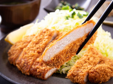 土鍋ごはん×とんかつCHITAKA ＜新しい仲間と一緒にスタート★＞
25名の大募集⇒同期がたくさんいるのも心強い♪
バイト仲間との出会いも楽しみのひとつ！