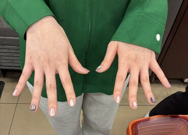 セブンイレブン 藤沢城南4丁目店 ネイルOK★マグネットネイルもできちゃいます！
髪色自由で金髪の方もいますよ♪
オシャレも楽しめちゃう職場です！