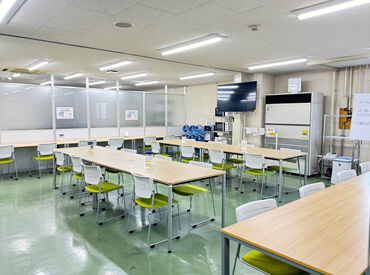 ワイワイにぎやかな職場です♪
幅広い年齢のスタッフがいますが、お昼はリフレッシュルームみんなで話して盛り上がってます！