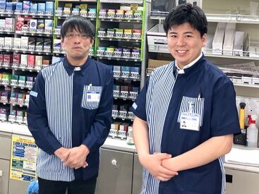 ローソン 出雲荻杼町店 □■ローソンクルー大募集■□
右が店長です！クルーが働きやすい店舗作りを行っています♪
シフトなどお気軽にご相談ください◎
