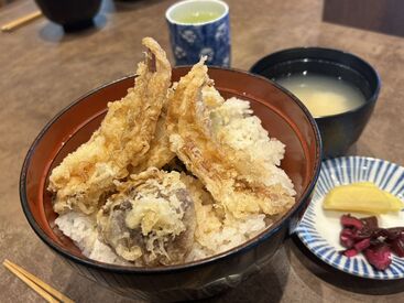 スタッフから大好評のまかない!
11時/16時のシフトで日替りメニューが食べられる◎この日は天丼でした♪