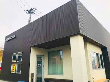 ↑店舗外観はこんなカンジ！
気さくなスタッフたちが待っています！
ホールor閉店作業スタッフでご希望をお聞かせください！