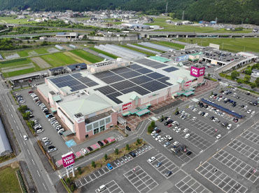 ショッピングモールでのお仕事♪
「誰かの役に立つ仕事がしたい」
「人と接することが好き」
そんな方にもオススメ！