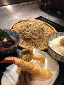 ＼美味しいまかないつき！／
天丼やお蕎麦好きにはたまらない...！
これが日常になるなんて最高です◎