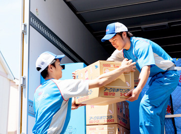 「荷物を運ぶ」「箱につめる」など
スグ慣れるシンプル作業ばかり!!
接客や運転も必要ないから、バイトデビューにもピッタリ★