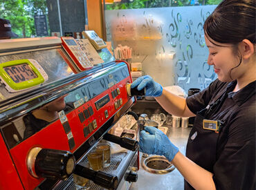 スタッフ同士はとっても仲良し♪
丁寧に教えるので、バイトデビューの方でも安心！