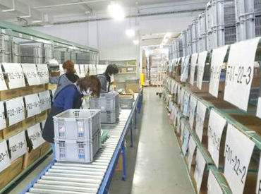 株式会社新学社 草津事業所（草津物流センター） 高校生～50代の幅広い世代が活躍中!!
未経験者さん大歓迎◎
お仕事の手順は丁寧にお教えします★