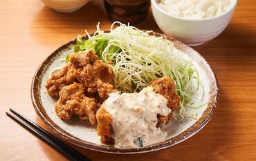 ≪地元の人に愛されるお店≫
環八通り佇む、落ち着いた雰囲気の丼や
糀谷・大鳥居から通える◎
出来たて絶品まかない補助あり！