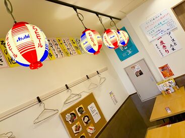 \髪型・髪色自由/
飲食店のため
清潔感のある範囲内であれば
自由にしていただけます!!