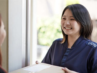 商品をサクサク配達していく達成感も♪
軽いものメインなので安心◎
ドライバー初心者・女性・シニア層が活躍中！