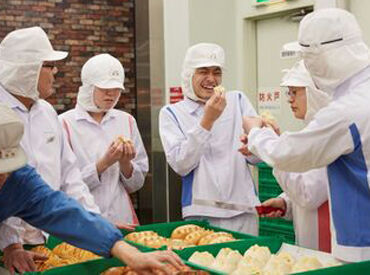 <20代後半~50代が幅広く活躍中>
慣れたら会話しながらライン作業をする者もいるので、
工場内は自然体で働ける雰囲気です!