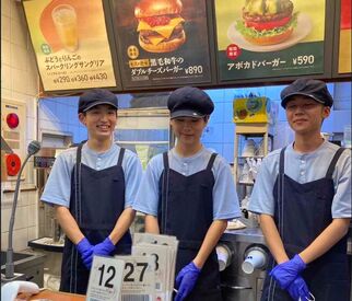 モスバーガー蒲田西口店 初めてのアルバイトとしてモスバーガーをお選びいただく方も多いです。
そのため、研修やサポートも充実しています♪